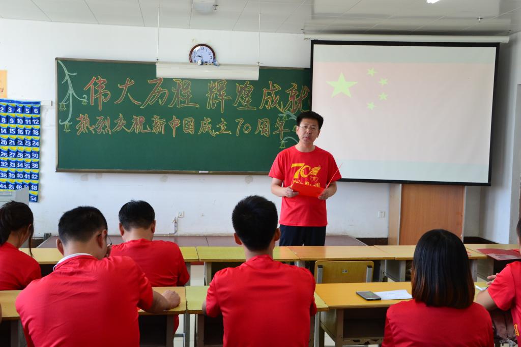 党总支副书记刘锡权进行国旗下的讲话