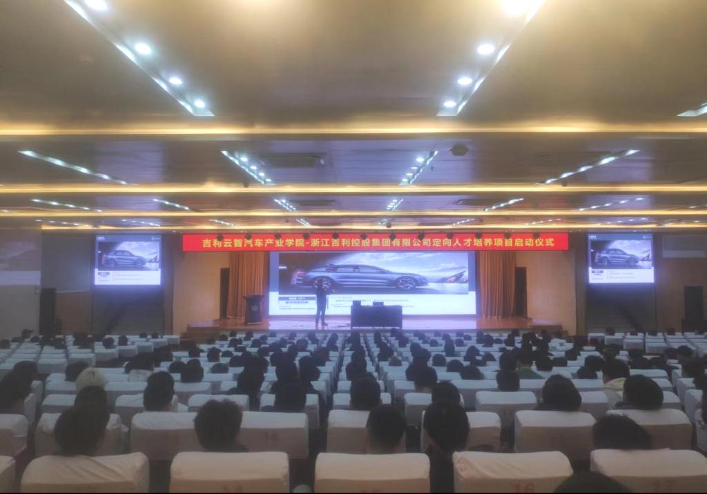 卢经理为师生介绍定向人才培养项目