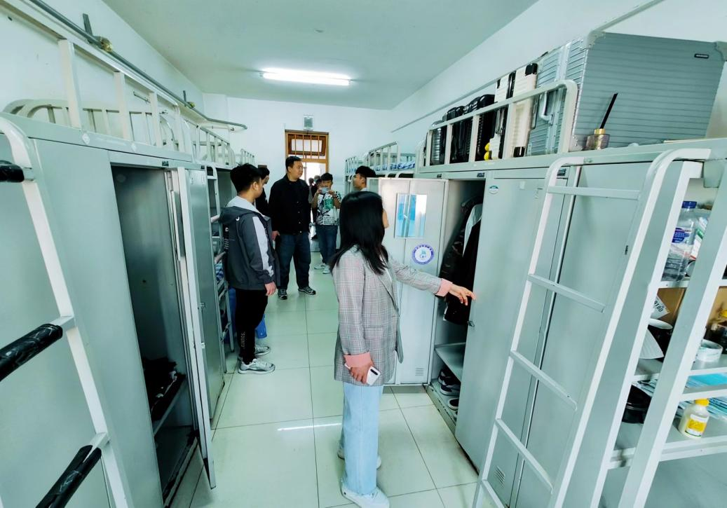 学办主任罗伟排查宿舍安全隐患 学办主任罗伟排查宿舍安全隐患