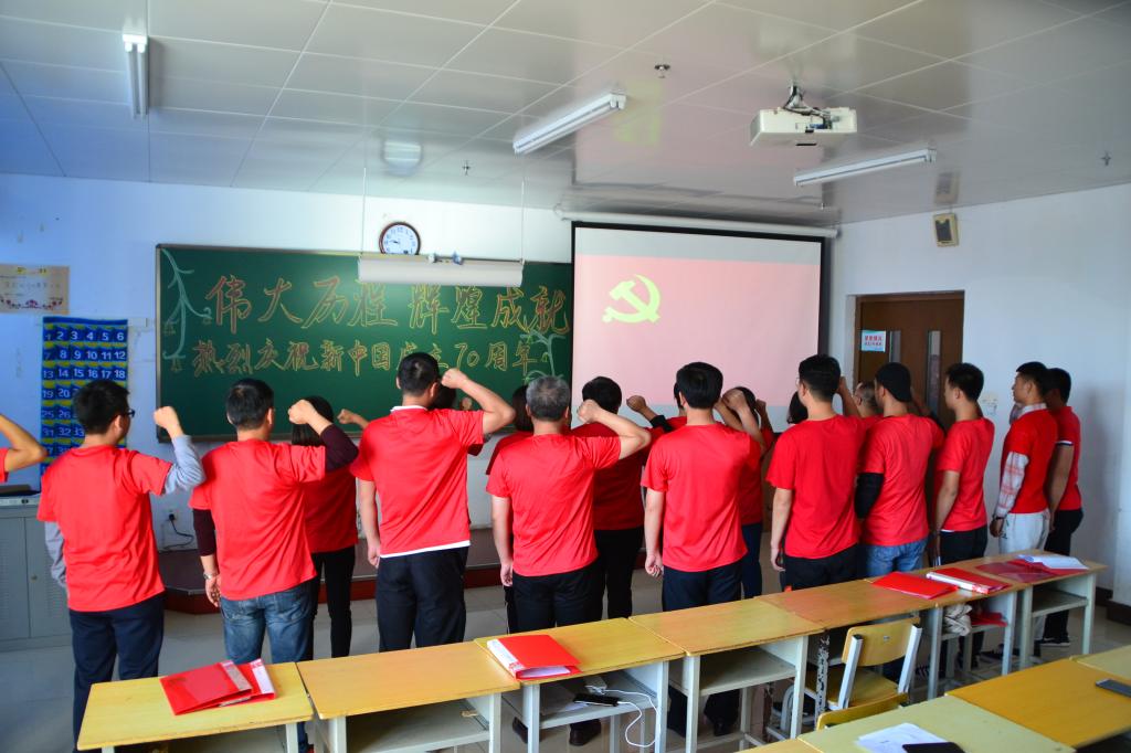 全体教师、学生党员重温入党誓词