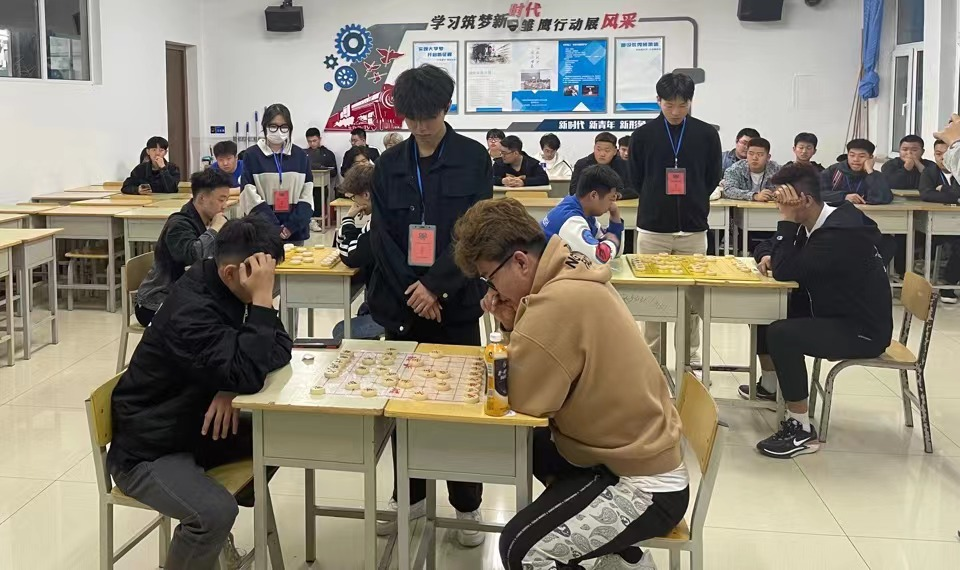 机械工程学院学生参加象棋大赛决赛