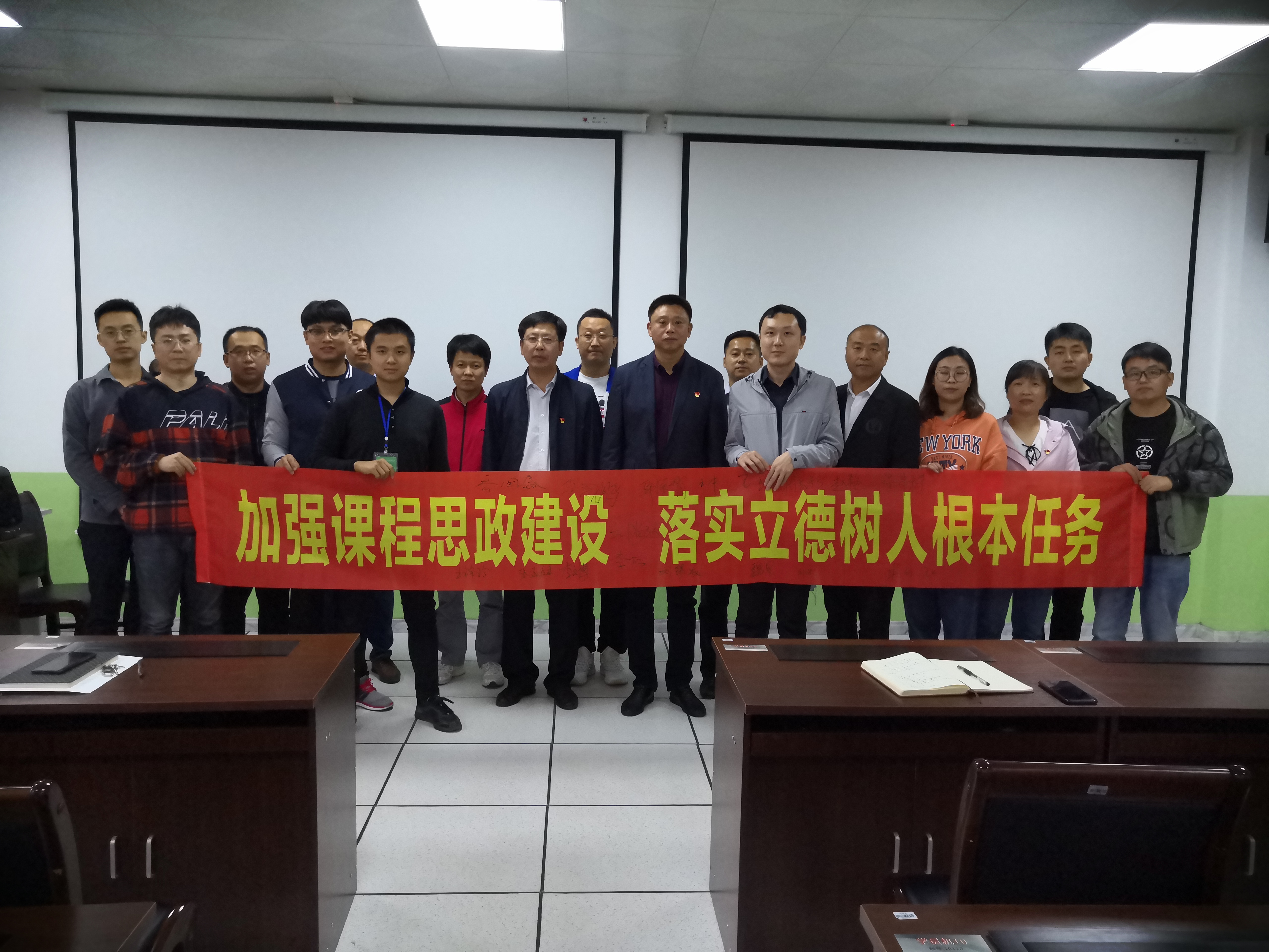 全体成员签名誓师活动后合影